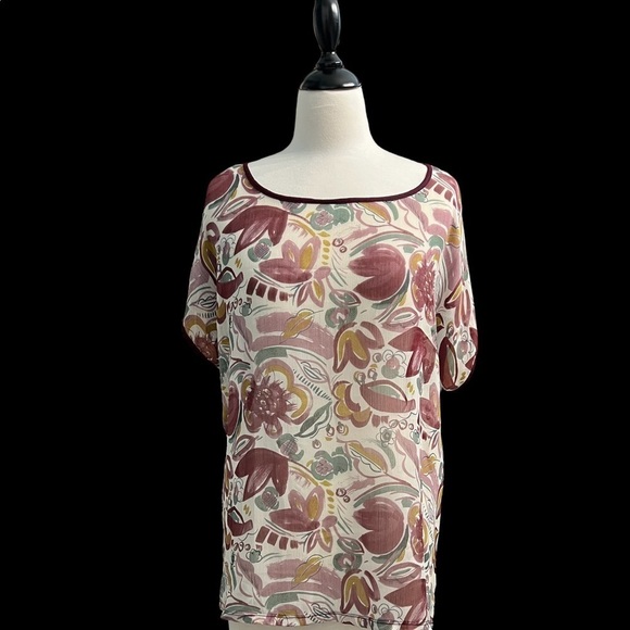 VINCE CAMUTO (EUC) ** LIKE NEW** FLORAL HI-LOW TOP SIZE MEDIUM - Picture 6 of 6